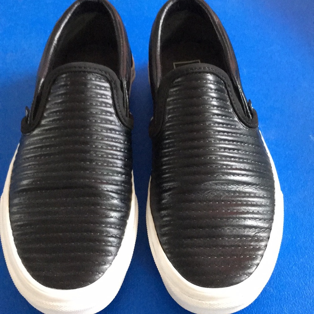 VANS LEATHER SIZE 7.5 USE SOME STAINS
